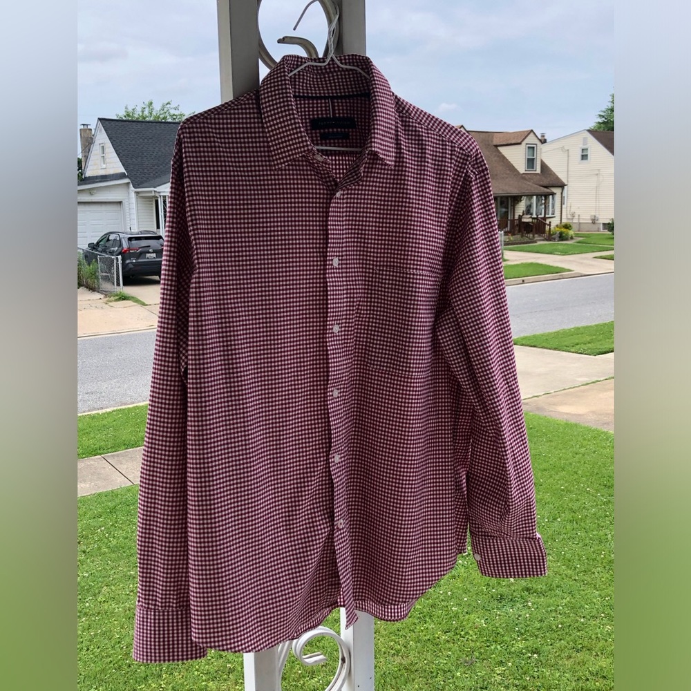 Tommy Hilfiger Men's Regular Fit All Season Stretch, Dark Red Checkers Size L